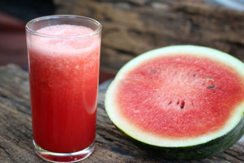 Conheça todos os benefícios do suco de melancia pra saúde