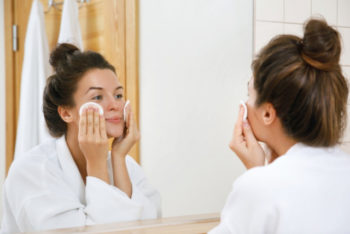 Soro fisiológico no rosto: benefícios e como usar – Tua Saúde