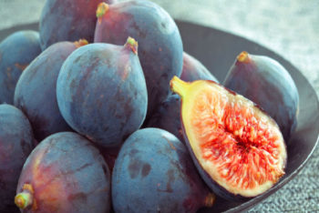 Conheça as 7 frutas que aumentam naturalmente os níveis de ferro no corpo